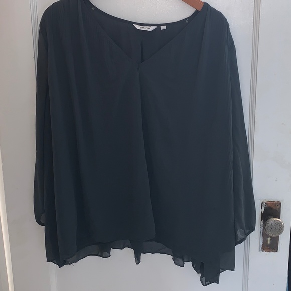 ONLY WORN ONCE! Beautiful pleated flowy blouse - Picture 2 of 13